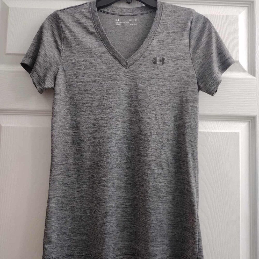 Under Armour Gray HeatGear Women's Semi-Fitted Athletic V-Neck T-Shirt Sz Small